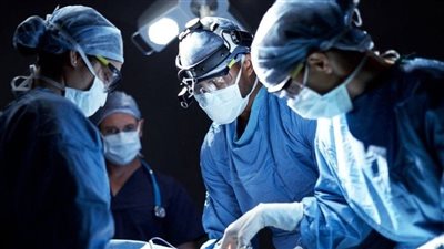 تعطيل العمليات الجراحية على نفقة الدولة والتأمين الصحي بسبب نقص المستلزمات الطبية