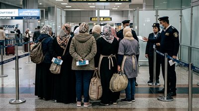 انقسام حول حظر سفر العاملات المصريات للخارج و«الإفتاء»: حماية لكرامة المرأة