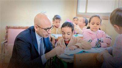 سباق محموم بالمدارس لإنهاء المقررات الدراسية.. المناهج لا تنتهي والأجازات لا تنقطع