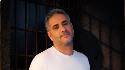 غرفة خاصة بوزارة الدفاع.. مصادر تكشف لـ«الصفحة الأولى» تفاصيل حياة فضل شاكر بالسجن